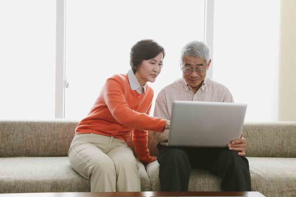 Evoke Health blog image with family members using a device